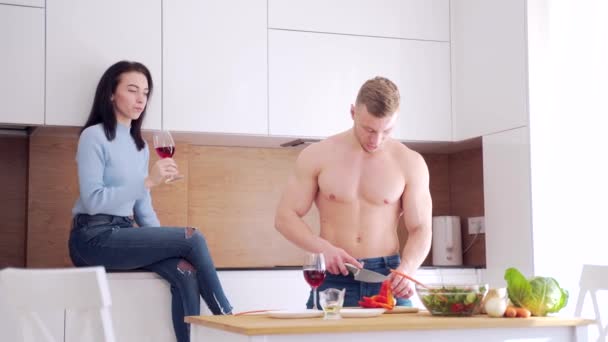 Sexy Junger Mann Ohne Hemd Bereitet Hause Der Küche Essen — Stockvideo
