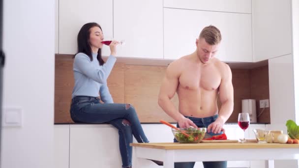 Sexy Giovane Ragazzo Torso Nudo Prepara Cibo Cucina Casa Sua — Video Stock