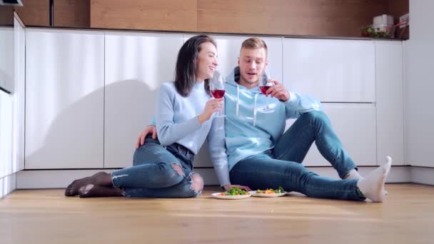 Šťastný Novomanželé Pár Lásce Sedí Relaxační Teplé Podlaze Kuchyně Červenými — Stock video