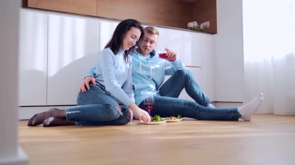 Heureux Couple Jeunes Mariés Amoureux Assis Relaxant Sur Plancher Chaud — Video