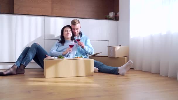 Mutlu Genç Evli Bir Çift Evde Yeni Bir Daireye Taşındıktan — Stok video