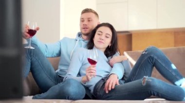 Neşeli genç bir çift, erkek arkadaş ve kız arkadaş kanepede oturup şarap içiyor. Aile babası erkek ve kadın birlikte vakit geçiriyorlar. Yeni dairede televizyon izleyerek eğleniyorlar.