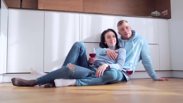 Mladý Šťastný Manželský Pár Muž Žena Sedí Podlaze Slaví Stěhování — Stock video