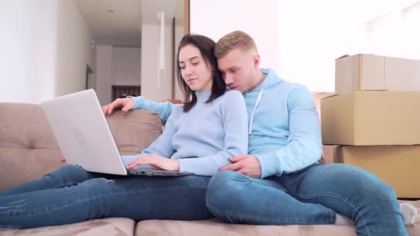 Szczęśliwa Młoda Rodzina Zakupy Razem Sklepie Internetowym Domu Nowe Mieszkanie — Wideo stockowe