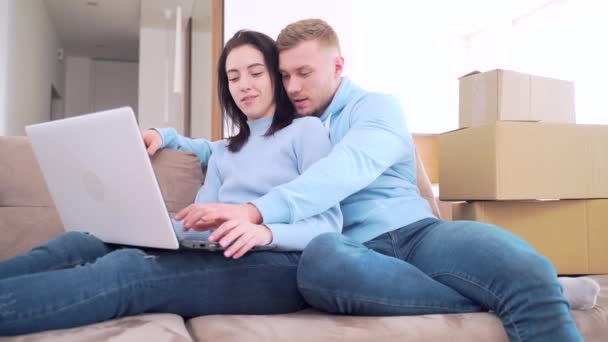 Jovens Felizes Comprando Juntos Loja Online Casa Para Novo Apartamento — Vídeo de Stock