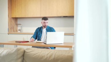 Genç, yakışıklı, sakallı bir adam yalnız çalışıyor. Evde, mutfakta ya da oturma odasında dizüstü bilgisayarla oturuyor. Karantinaya alınmış bir girişimci modern bir apartman dairesinde iş ve evrak işleriyle meşgul. siber uzay