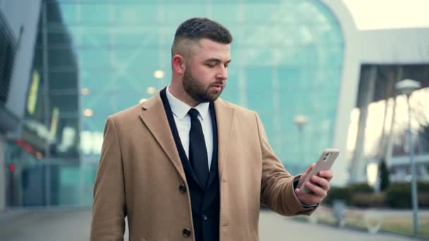 Retrato Homem Negócios Feliz Usando Telefone Celular Aplicativo Smartphone Close — Vídeo de Stock