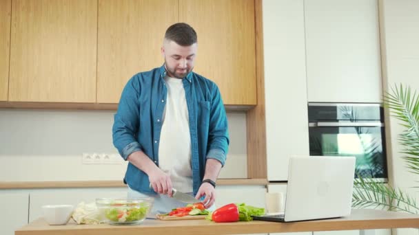 Jonge Knappe Bebaarde Man Bereidt Eten Online Thuis Keuken Met — Stockvideo