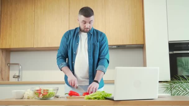 Jonge Knappe Bebaarde Man Bereidt Eten Online Thuis Keuken Met — Stockvideo