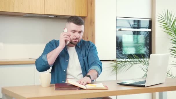 Joven Hombre Barbudo Guapo Que Trabaja Mañana Casa Una Mesa — Vídeos de Stock