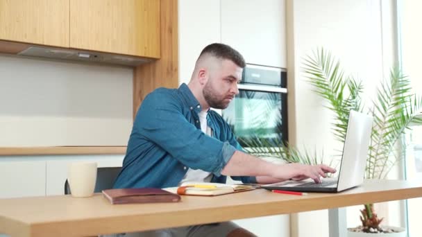 Joven Hombre Barbudo Guapo Que Trabaja Mañana Casa Una Mesa — Vídeos de Stock