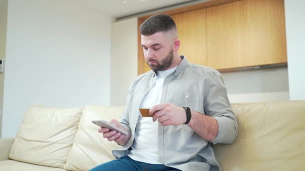 Νεαρός Γενειοφόρος Άνδρας Casual Ρούχα Χαλάρωση Χρησιμοποιώντας Κινητό Τηλέφωνο Smartphone — Αρχείο Βίντεο