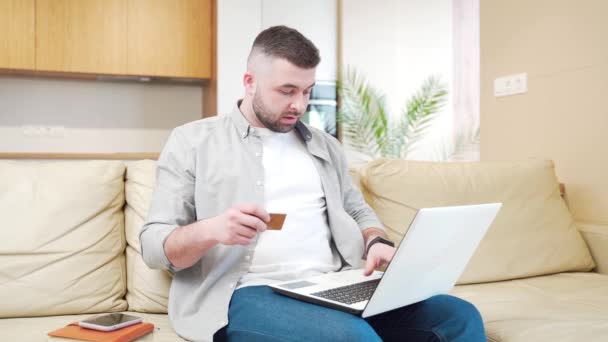 Jonge Bebaarde Man Casual Kleding Ontspannen Laptop Maken Online Betaling — Stockvideo