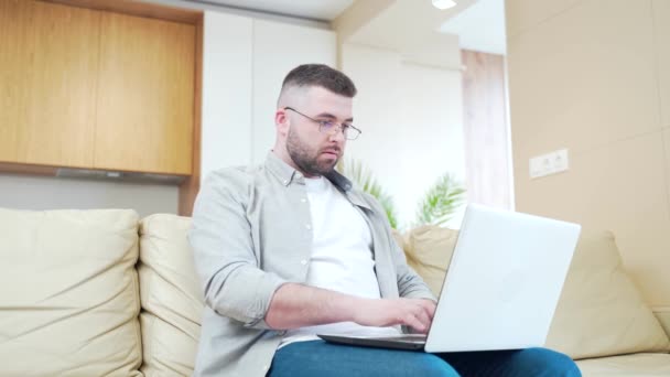 Joven Hombre Negocios Barbudo Guapo Gafas Que Trabajan Con Ordenador — Vídeo de stock