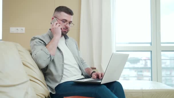 Jeune Homme Affaires Barbu Beau Dans Des Lunettes Travail Avec — Video