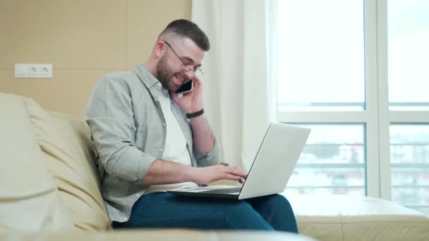 Jeune Homme Affaires Barbu Beau Dans Des Lunettes Travail Avec — Video