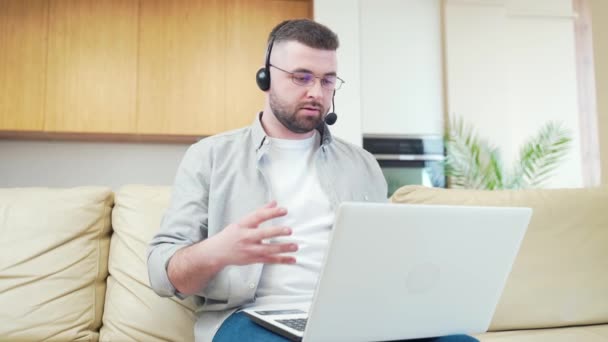 Jovem Homem Negócios Barbudo Trabalhando Videoconferência Online Usando Laptop Com — Vídeo de Stock