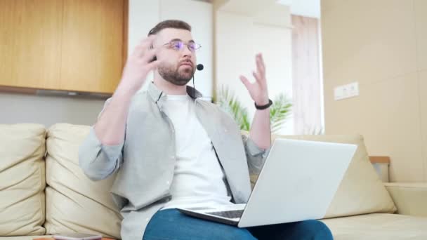 Joven Hombre Negocios Barbudo Que Trabaja Videoconferencia Línea Utilizando Ordenador — Vídeo de stock