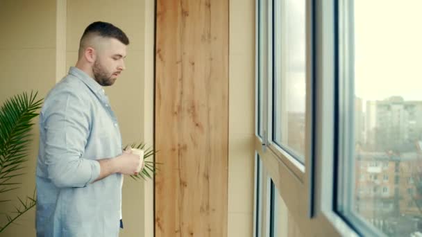 Homme Beau Barbu Tient Côté Fenêtre Avec Une Tasse Dans — Video