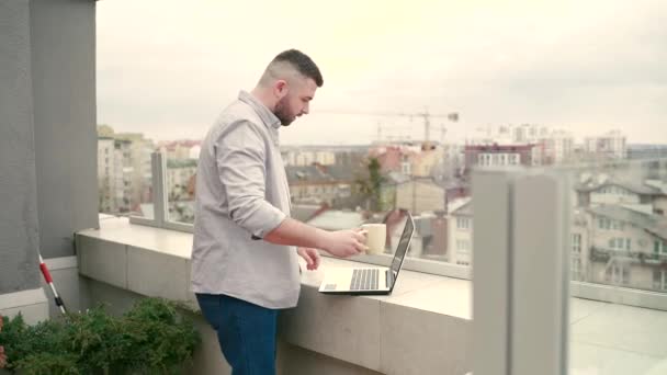 Jovem Bonito Barbudo Homem Trabalhando Remotamente Line Com Laptop Varanda — Vídeo de Stock