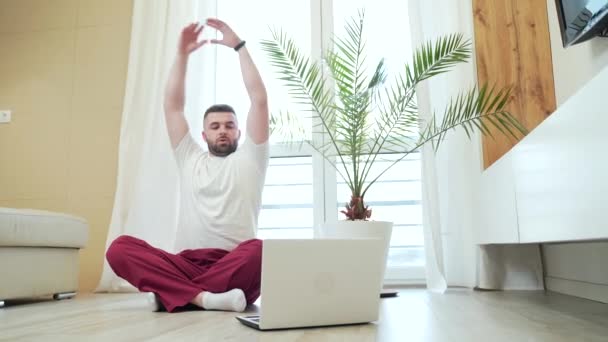 Homem Barbudo Adulto Jovem Praticando Ioga Line Usando Laptop Homem — Vídeo de Stock