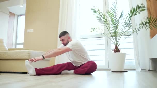 Hombre Barbudo Adulto Joven Haciendo Ejercicios Físicos Que Extienden Casa — Vídeo de stock