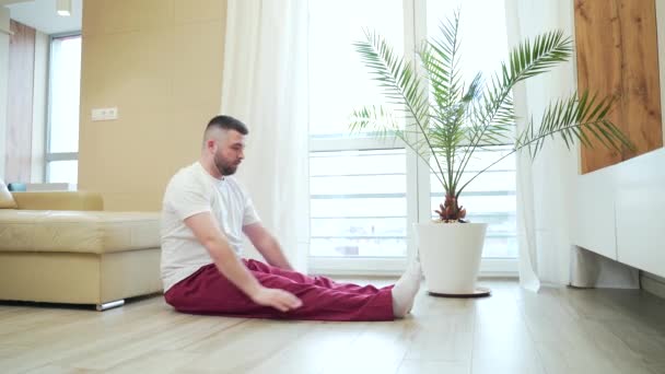 Genç Sakallı Bir Adam Evde Oturma Odasında Dairesinde Fiziksel Egzersiz — Stok video