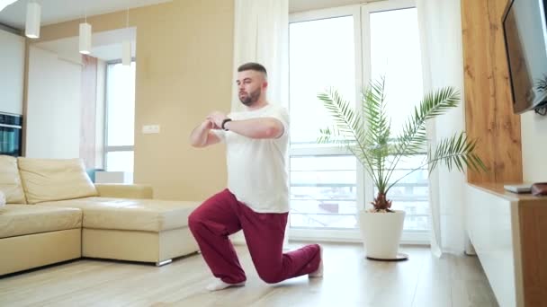 Joven Barbudo Guapo Haciendo Ejercicios Físicos Sentadillas Pijama Casa Sala — Vídeos de Stock