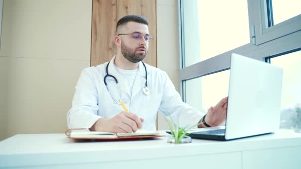 Hombre Médico Profesional Bata Médica Blanca Haciendo Llamada Conferencia Ordenador — Vídeo de stock