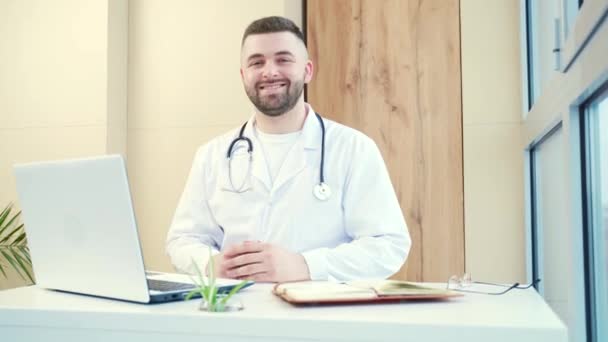 Ritratto Medico Amichevole Uniforme Tavola Ospedale Sorridente Guardando Macchina Fotografica — Video Stock