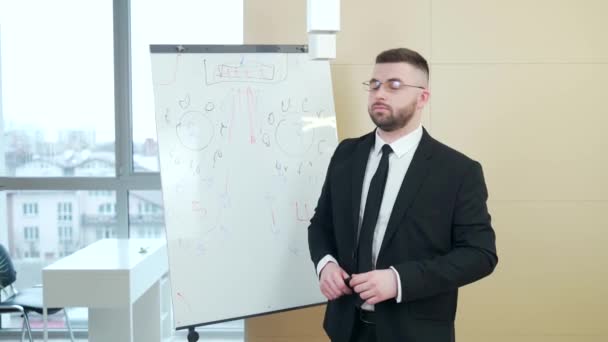 Porträt Eines Jungen Bärtigen Mannes Formellen Schwarzen Businessanzug Mit Brille — Stockvideo