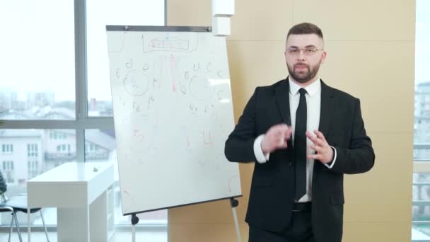 Ung Manlig Kontorsarbetare Kostym Med Slips Förklarar Online Video Presentation — Stockvideo
