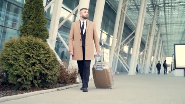 사업용 양복을 코트를 턱수염을 관광객은 도착하거나 공항에서 내린다 현대식 건물의 — 비디오