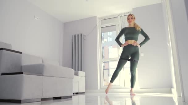 Młoda Sprawna Kobieta Wykonuje Ćwiczenia Aerobiku Gimnastyki Domu Gumową Taśmą — Wideo stockowe