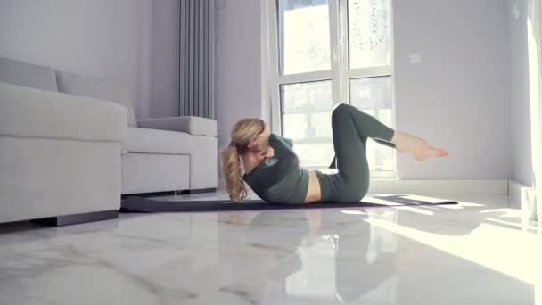 Giovane Donna Fitness Facendo Esercizi Fisici Aerobica Sdraiata Sul Pavimento — Video Stock