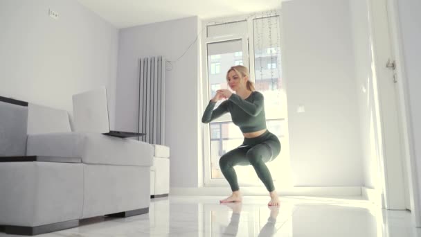 Joven Mujer Fitness Deporte Haciendo Ejercicio Con Sentadillas Línea Viendo — Vídeo de stock