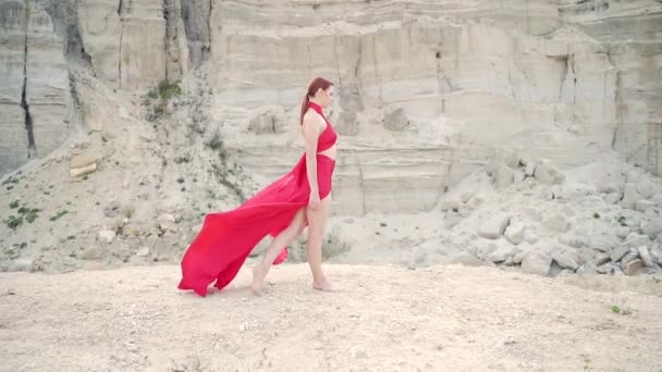 Jeune Femme Marche Dans Une Robe Volante Rouge Luxueuse Qui — Video