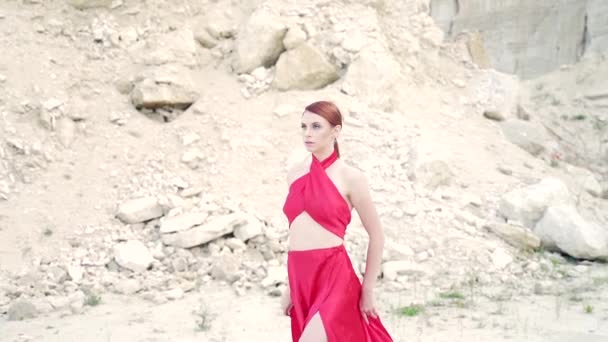 Młoda Zawodowa Tancerka Baletnica Luksusowej Czerwonej Sukience Świeżym Powietrzu Kobieta — Wideo stockowe