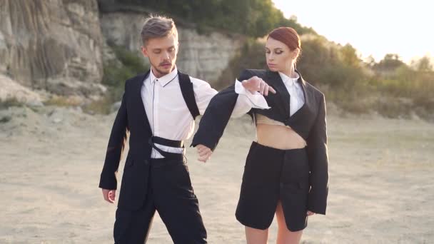 Profi Táncosok Modellek Kültéri Divatbemutató Modern Design Egy Fiatal Párról — Stock videók