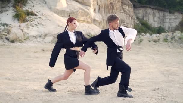 Professionele Mode Dansers Modellen Outdoor Modeshow Modern Design Van Een — Stockvideo