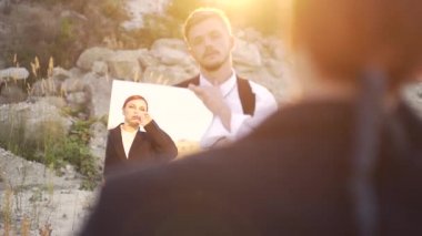 Yaratıcı moda gösterisi, profesyonel dansçı dışarıda. Modaya uygun bir çift, erkek ve kadın. Açık hava moda gösterisi. Çağdaş sanat koreografisi kavramı