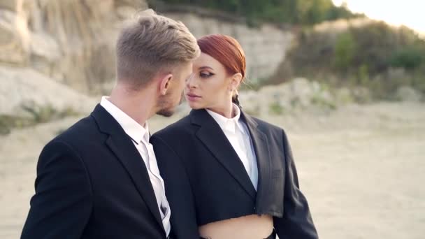 Beso Apasionado Moda Creativa Actuación Bailarina Profesional Fuera Elegante Pareja — Vídeos de Stock