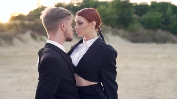 Beso Apasionado Moda Creativa Actuación Bailarina Profesional Fuera Elegante Pareja — Vídeos de Stock