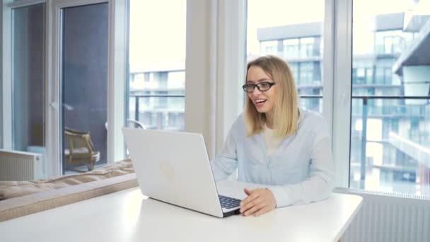 Mulher Freelancer Jovem Feliz Caucasiano Sentado Mesa Falando Line Webcam — Vídeo de Stock