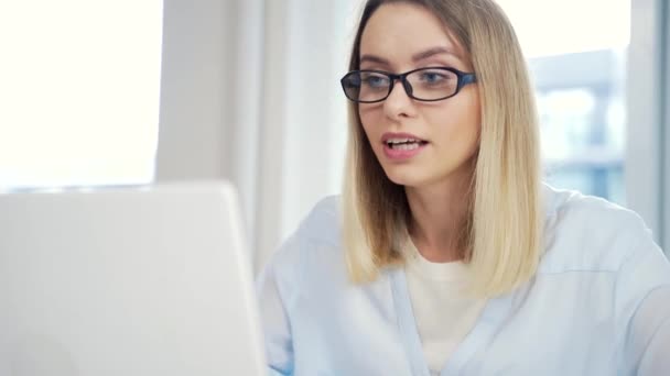 Joven Mujer Negocios Freelancer Trabajando Línea Por Conferencia Videollamada Través — Vídeo de stock