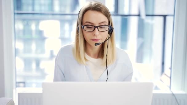 Junge Blonde Frau Mit Headset Und Brille Kommuniziert Büro Eines — Stockvideo