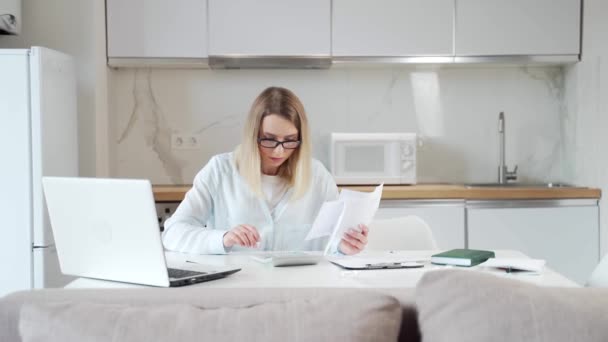 Jonge Huisvrouw Zitten Een Tafel Huis Keuken Een Onbegrijpelijke Deal — Stockvideo