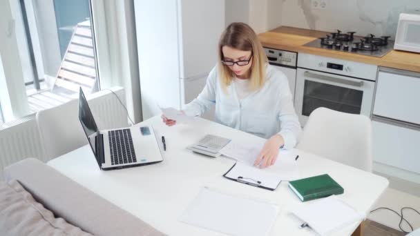 Die Junge Hausfrau Sitzt Einem Tisch Haus Der Küche Und — Stockvideo