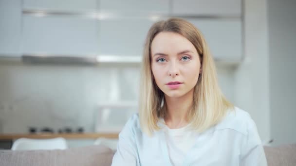 Zbliżenie Portret Młodej Pięknej Blondynki Domu Tle Kuchni Patrzącej Kamerę — Wideo stockowe