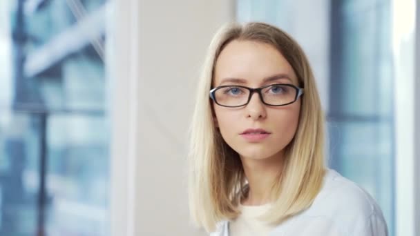 Portret Młodej Blondynki Okularach Oglądającej Kamerę Biurze Lub Domu Tle — Wideo stockowe